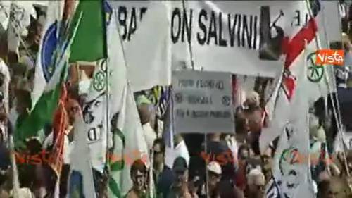 Pontida, bagno di folla e ruspa per Salvini