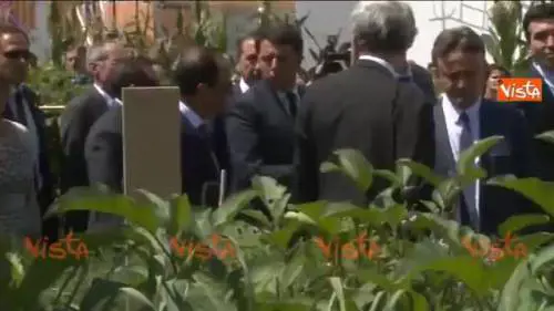 Hollande in visita ai padiglioni di Expo