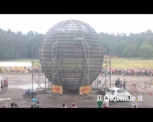 Dodici giri della morte nella gabbia più grande del mondo