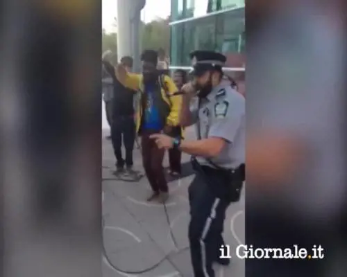 La performance hip hop del poliziotto canadese