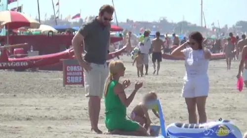 Hunziker e Trussardi in spiaggia con le figlie
