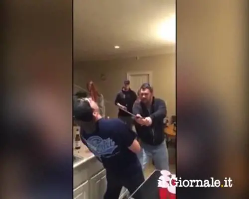 Gioca con l'amico e gli taglia il naso per errore