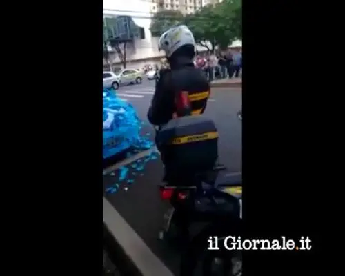 Parcheggia l'auto nel posto per disabili. Ecco come la ritrova