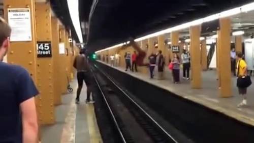 New York, prova a saltare i binari della metro: finisce molto male