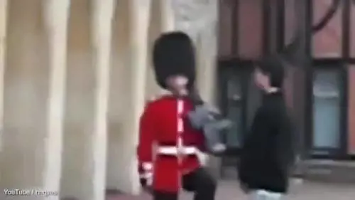 Turista fa il simpatico, la guardia inglese non la prende bene