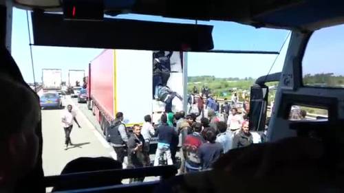 I migranti assaltano i camion diretti in Inghilterra