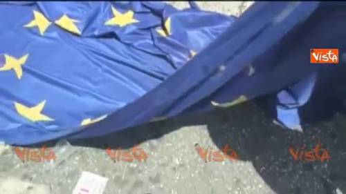 Atene, i manifestanti bruciano la bandiera Ue