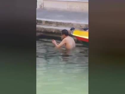 Cinese nudo fa il bagno in laguna