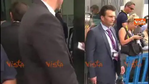 Tsakalotos senza cravatta all'Eurogruppo