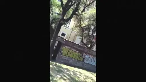 "Non toccarmi o ti attacco l'Aids"