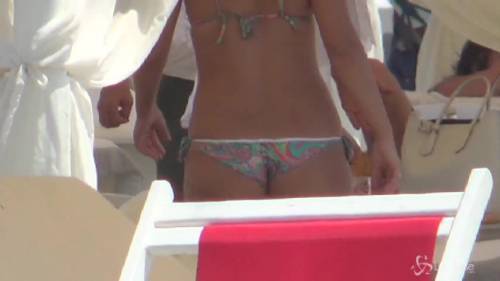 Barbara D'Urso in bianco sulla spiaggia: fisico tonico e abbronzatura perfetta
