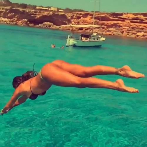 Un tuffo in mare: Belen Rodriguez ​sempre più sexy