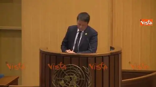 Renzi all'Onu: "Scusate il ritardo ma ho passato la notte a salvare l'Europa"