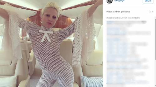 Lady Gaga vola in Italia, nude look in aereo