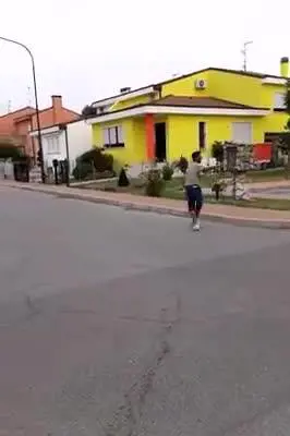 Marocchino armato di bastone si lancia contro un pensionato