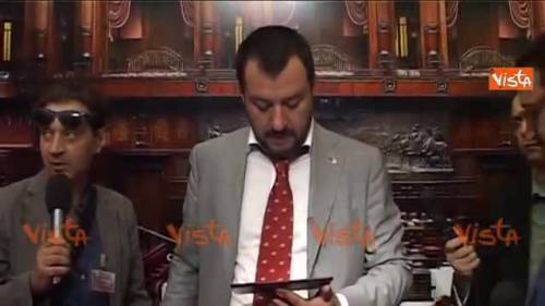 Salvini con la cravatta del Veneto in sala stampa