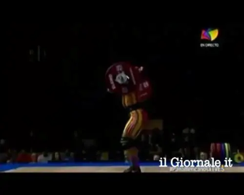 Pesista in preda alle convulsioni, torna in pedana e vince l'argento