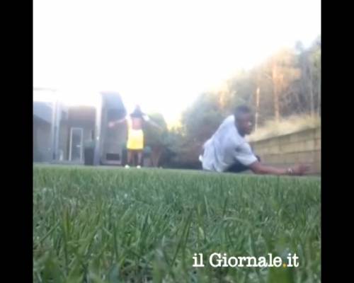 Balotelli, scaricato dal Liverpool: gioca in giardino