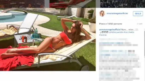 Anna Tatangelo esplosiva in bikini: il seno strepitoso fa impazzire i social