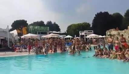 Entra il Milan, bagnanti cacciati dalla piscina