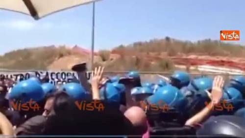 Profughi, tensione fra residenti, CasaPound e polizia