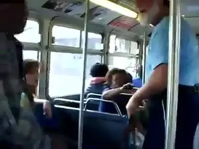 Il ragazzo nero lo istiga, il vecchietto lo mette ko