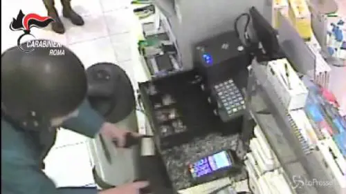 Arrestati rapinatori seriali di farmacie: colpivano armati di taser 