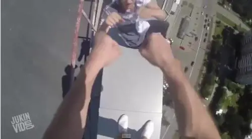 Climber russi dondolano dal grattacielo