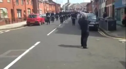 La marcia paramilitare