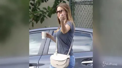 Sofia Vergara alza dito medio verso i paparazzi