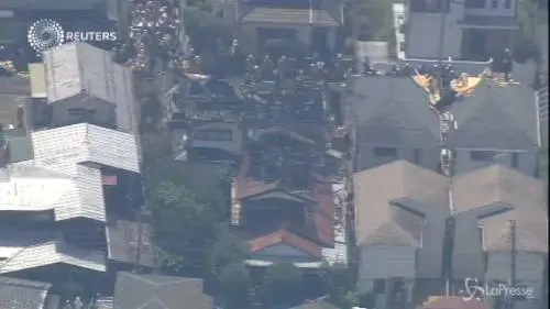 Aereo si schianta sul centro abitato: tragedia a Tokyo