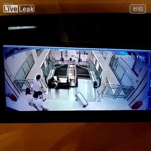 Donna cade nella botola delle scale mobili: dramma al centro commerciale