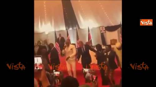 Obama danza alla cena in Kenya
