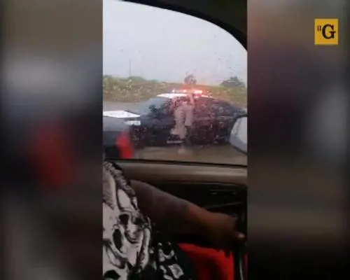 Texas, poliziotto incastrato nel finestrino con le gambe all'aria