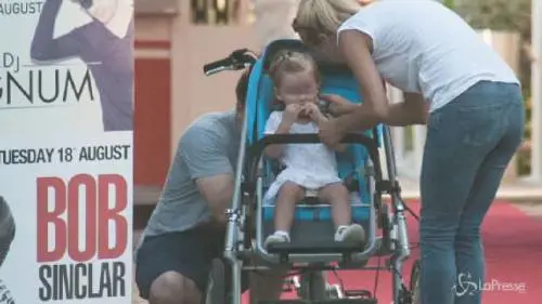 Michelle e Tomaso coppia sprint: in bicicletta con la figlia Sole