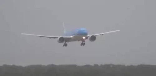 Vento troppo forte: il Boeing 777 atterra ma è un vero incubo
