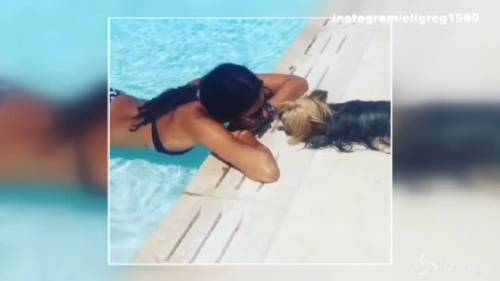 Elisabetta Gregoraci: mozzafiato in bikini, dolce e tenera con la cagnolina