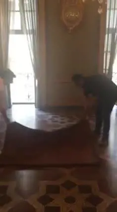 La Lega rimuove il tappeto di preghiera per islamici