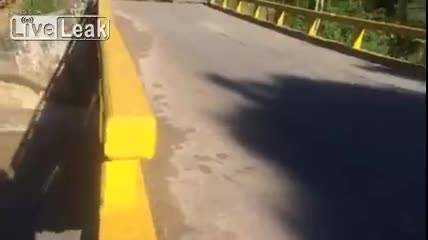 Il ponte crolla dopo il passaggio dei turisti