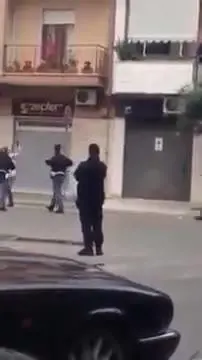 Profugo usa un'ascia per minacciare la polizia