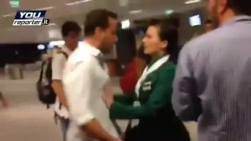Caos a Fiumicino, l'hostess spintona il turista