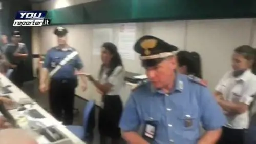 Rabbia, urla e tensione a Fiumicino: "Vergogna!"
