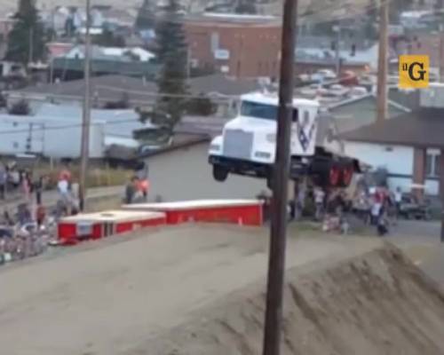 Camion effettua salto record di 50 metri