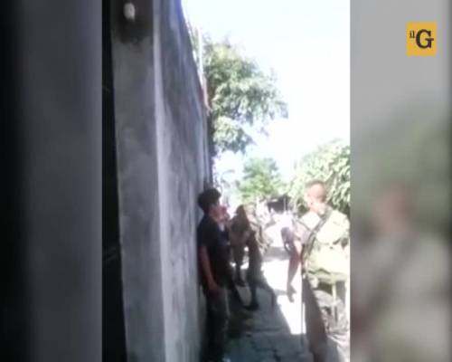 Soldati guatemaltechi picchiano brutalmente due ragazzini