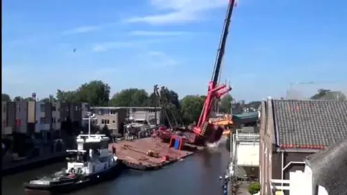 Olanda, due gru cadono sulle case