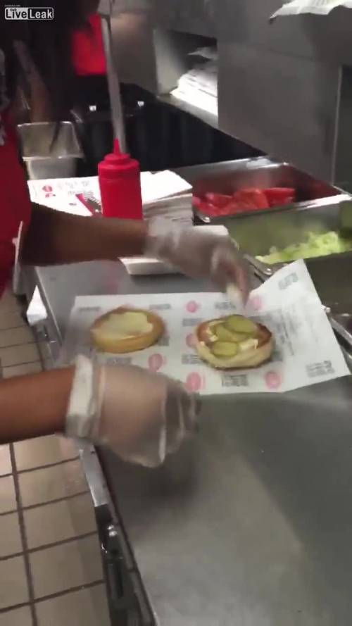 La cuoca usa l'hamburger per pulire il pavimento