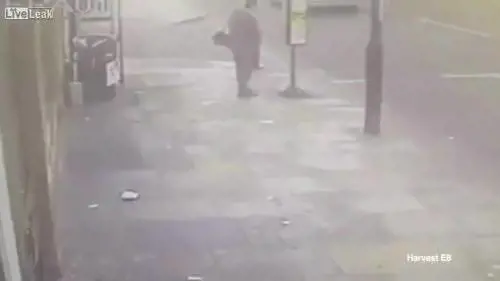 Decide di non attendere il bus e si salva la vita