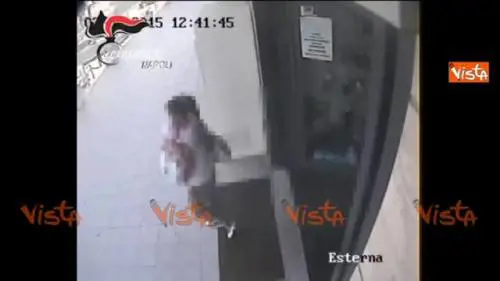 Coppia rapina farmacia con una neonata