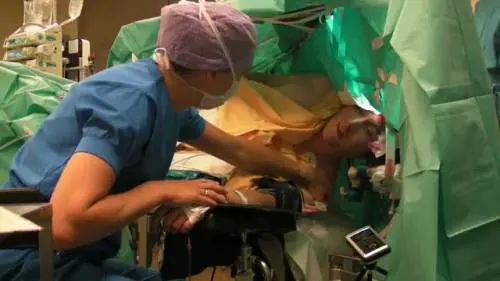 Il tenore canta durante la craniotomia