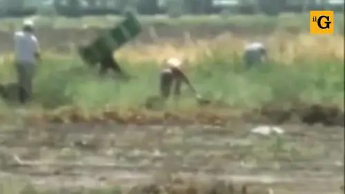 Nella baraccopoli dei braccianti africani